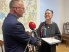 Голова польського міста взяв на роботу рівнянку з різнокольоровим волоссям 