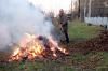 У Рівному оштрафували трудовика, який спалював гілки біля школи (ФОТО/ВІДЕО)