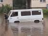 У Рівному рятувальники витягують автомобілі із затоплених вулиць