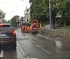 У Рівному в дощ ремонтують дорогу (ВІДЕО)