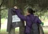 У Рівному жінка розвішує на деревах у парку теплий одяг (ВІДЕО)