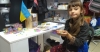 У Володимирці шестирічна дівчинка плете браслети, щоб зібрати  гроші для ЗСУ