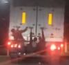 В Острозі парубки катаються на дверях вантажівки (ВІДЕО)