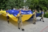 Велетенський український стяг з побажаннями для ЗСУ передали з Рівненщини на Тернопільщину