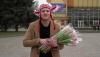 «Весняний Ромашка» обнімав та дарував жінкам тюльпани в центрі, а хлопець на «байку» вітав на дорозі (ВІДЕО)