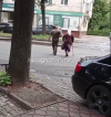 Військовик перевів бабусю через дорогу і викликав гнів рівнян