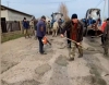 Втомилися від бездоріжжя: селяни на Рівненщині самі ремонтують дороги (ВІДЕО)
