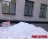 Застереження біля обласної ради: сніг облили гербіцидами
