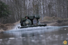 Армія Білорусі вчиться штурмувати болотами (ФОТО)