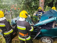 ДТП на Рівненщині: пасажир загинув, водія рятують, а від авто - мало що залишилося (ФОТО)