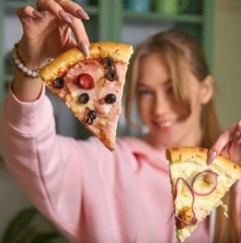 Експерт з етикету: «Ви неправильно їсте піцу!»