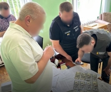 Депутата Рівненської облради зловили з хабарем прямо в кабінеті головного лікаря - НАБУ