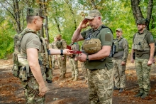 Генерал вручив “Хрест доблесті” солдату з Рівненщини