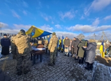 Із полеглим воїном на Рівненщині прийшло попрощатися все село (ФОТО)