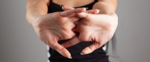 Хрустіти пальцями — шкідлива звичка?