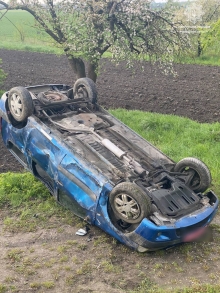 Колесо лопнуло: авто на Рівненщині перекинулося на дах (ФОТО)