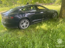 На гідропарку у Рівному знайшли Tesla на газоні 