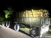 На півночі Рівненщини затримали трактор з сосновими колодами