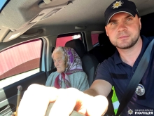 Офіцер підвіз самотню пенсіонерку додому та пообіцяв про неї піклуватись 