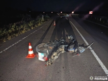 Перелом черепа: мотоцикліст на Рівненщині врізався у відбійник