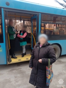 Пильна кондукторка тролейбуса у Рівному викликала поліцію, бо пасажирка не вийшла з салону