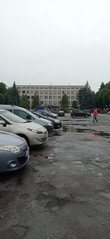 Площу у центрі міста Костопіль перетворили на безкоштовний паркінг