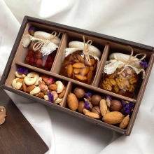 Подарунковий набір горіхів з медом: Натуральне задоволення та користь у кожній ложці