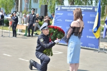 Поліцейський освідчився коханій на плацу
