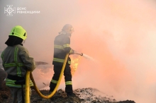 Понад 50 рятувальників гасили пожежу після ракетної атаки на Рівненщину (ФОТО)