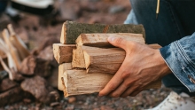 Попри ціну, мешканці Рівненщини активно купують дрова