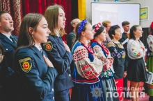 Рівненські поліцейські підтримали переселенців піснями