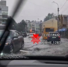 Рясний дощ затопив вулиці Рівного (ВІДЕО)