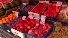 Скільки коштують на ринку в Рівному персики, абрикоси і сливи (ВІДЕО)