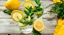 Склянку води з лимоном — і організм «запущено». Чи корисний цей напій усім?