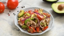 Свіжий та корисний салат: рецепт з тунцем, огірком та авокадо