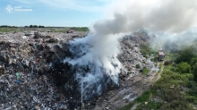 Три десятки рятувальників загасили пожежу на сміттєзвалищі Рівного