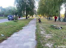 Троє дівчаток у Березному йшли тротуаром, й у них влетів мотоцикл