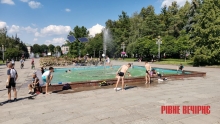 У Рівному +32 – діти купаються у фонтанах (ФОТО)