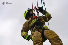 У Рівному рятувальники-верхолази відточували навички порятунку на висоті (ВІДЕО)