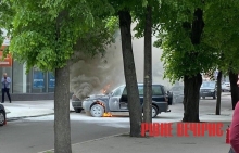 У центрі Рівного після вибуху загорівся «Land Rover» (ФОТО)