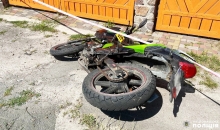 У Зарічному розбився мотоцикліст, який врізався у кам'яний паркан