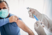 В Україні дозволили одночасно вакцинуватися проти COVID-19 та інших інфекцій
