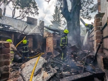З палаючого будинку в Рівному рятувальники винесли чоловіка (ВІДЕО)