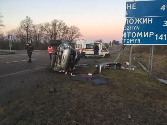 Автомобіль розтрощив вказівник, а його уламки розлетілись по трасі: водійку на Кореччині забрала «швидка» 