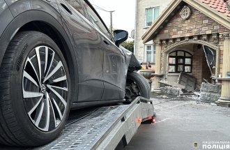 Біля проспекту Миру рівнянка на Volkswagen врізалася у кіоск (ФОТО,ВІДЕО)