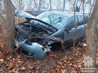 Біля Рівного п’яний водій протаранив три авто і врізався у дерево