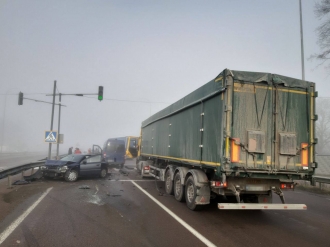 Через ранковий туман і неуважність у Білій Криниці в ДТП потрапили 4 авто: знову пошкоджено відбійник