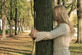 Чоловік, який у Рівному самостійно висадив більше 200 дерев, просить їх не ламати.