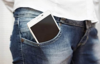 Чому не можна носити телефон у кишені