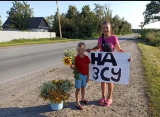 Дівчинка з Дубенщини рвала у полі квіти та продавала на потреби ЗСУ